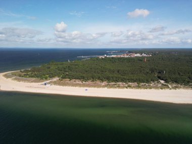 Yoğun ormanlarla dolu el değmemiş kıvrımlı kıyı şeridi yukarıdan gelen turkuaz okyanus sularıyla buluşuyor.