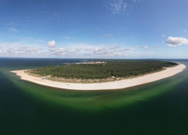 Derin mavi okyanus sularıyla çevrili hilal şeklinde muhteşem bir sahile sahip.