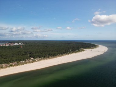 Beyaz kumlu plajları ve zümrüt orman manzarası olan el değmemiş Baltık Denizi kıyılarından muhteşem bir manzara.