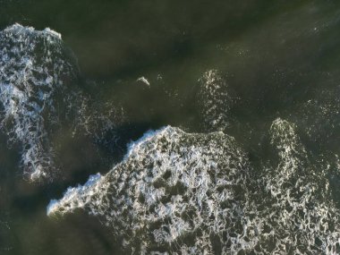 Köpüren sulardan birden fazla kaya oluşumuyla Baltık Denizi 'nin çarpıcı hava manzarası