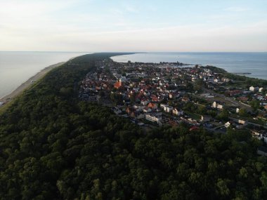 Görkemli kuş bakışı manzaralı tarihi sahil kasabası renkli çatıları yoğun ormanlık alanlarla çevrili.