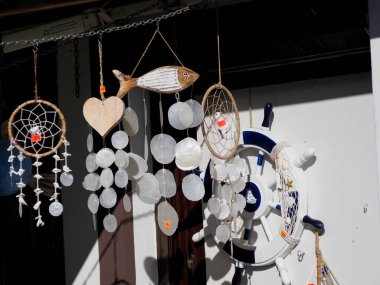 Market tezgahından sarkan el yapımı beyaz düş kapanları ve dekoratif el sanatları