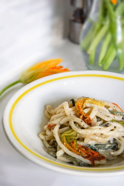 Kabak çiçekli makarna ve krema sosu. Yüksek kalite fotoğraf