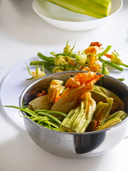 Kabak çiçekli makarna ve krema sosu. Yüksek kalite fotoğraf