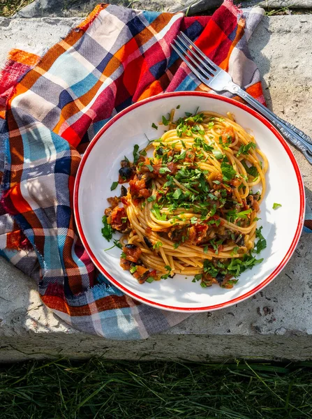 Makarna putanesca, ançüezli spagetti, tarif çizimi, İtalyan mutfağı. Yüksek kalite fotoğraf