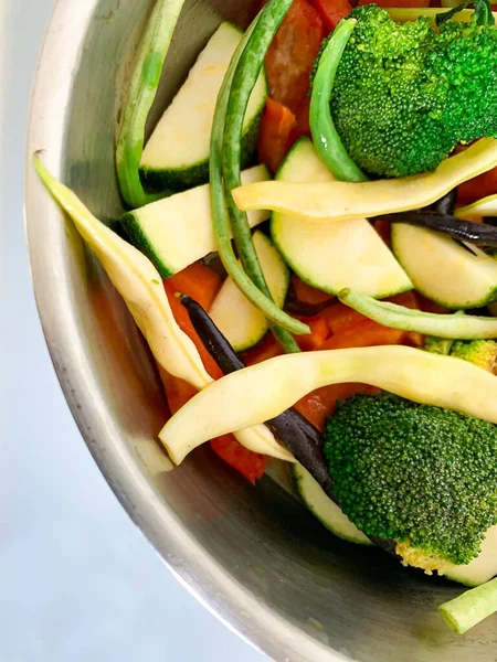 Metal bir tavada sebze karışımı pişirmek. Yüksek kalite fotoğraf