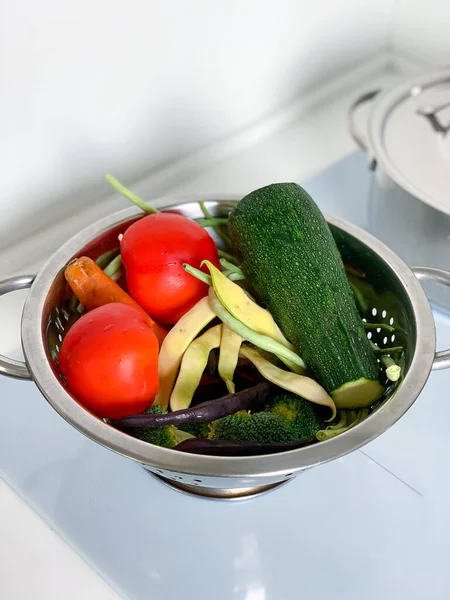 Sebze karışımı pişiriyorum. Yemek pişirme süreci. Yüksek kalite fotoğraf