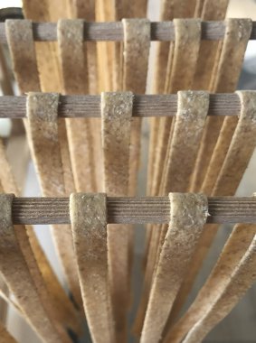 Kepekli undan yapılmış el yapımı İtalyan makarnası. Ev yapımı makarnayı kurutma işlemi.