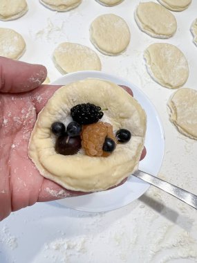 Kişi, ana bileşeni böğürtlen karışımı olan fırınlanmış yiyeceklerden hoşlanıyor. Lezzetli bir meyveli pasta kahvaltı ya da tatlı için mükemmel bir yemek olabilir.