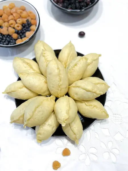 Arkaplanda bir kase yaban mersinli bir tabak yemeğin yer aldığı bir yemek. Lezzetli ve renkli bir mutfak yaratmak için çeşitli malzemeler sergiliyor.