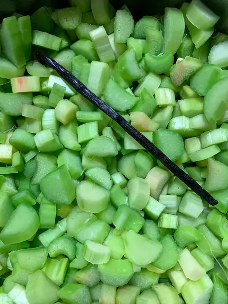 Su ve karasal bitkilerin bir kombinasyonu, bu yemek özel bir mutfak sunumu için vanilya çubuğuyla kaplanmış ana malzeme olarak doğranmış kereviz içerir.