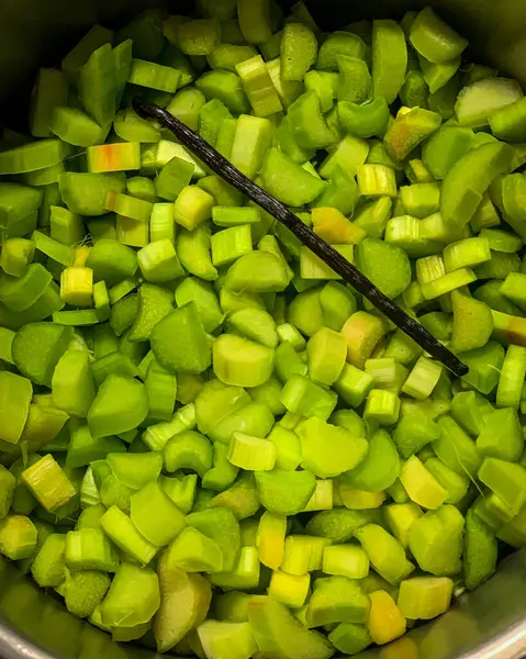 İçinde vanilya çubuğu olan bir kap doğranmış kereviz lezzetli ve aromatik bir yemek için eşsiz bir bileşim. Her iki bitki de lezzeti arttırmak için çeşitli mutfak ve tariflerde kullanılır.