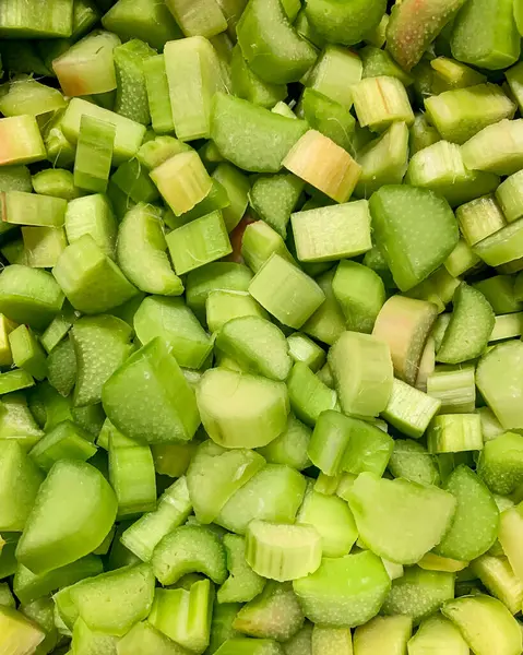 Genellikle tariflerde malzeme olarak kullanılan bir bitki olan doğranmış ravent yığını bir masanın üzerinde duruyor. Bu sebze bazı mutfakların temel gıdasıdır ve turta tadı ile ünlüdür.