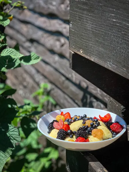 Stock image Lazy vareniki with seasonal berries in a white plate. High quality photo