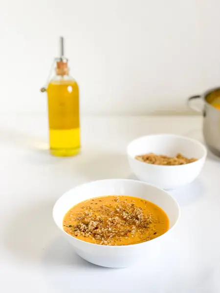 Canlı bir balkabağı çorbasının keyfini çıkarın, güzel bir şekilde çıtır çıtır soslar ve bol miktarda zeytinyağı serpiştirin.