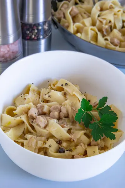 Lezzetli et ve taze maydanozla süslenmiş nefis bir makarna tabağı masaya konmuş, tadını çıkarmaya hazır.