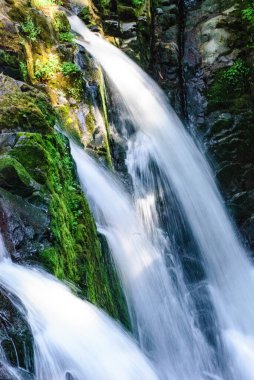 Uçurumdan akan üç güzel şelale.