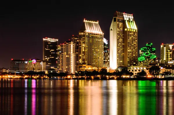 San Diego Körfezi 'nin güzel renkli gece görüntüsü. Suda yansımaları var.