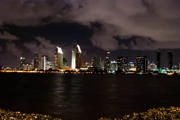 Uğursuz bulutlarla dolu San Diego şehri