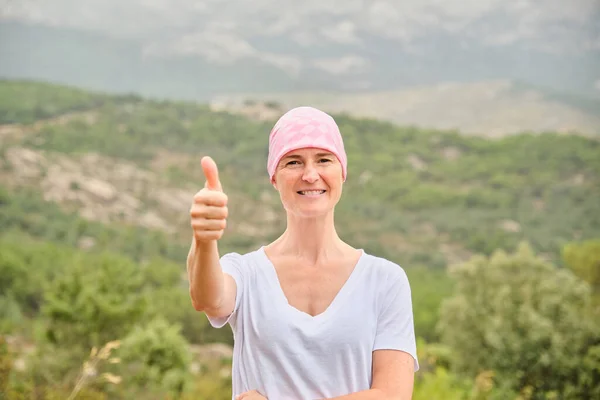 Kobieta Różowej Chustce Uśmiechnięta Wskazująca Kciukiem Góry — Zdjęcie stockowe