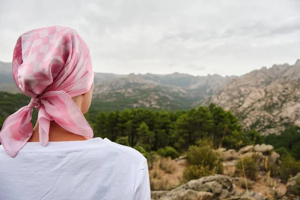 Kobieta Rakiem Medytująca Nad Swoją Chorobą Sobie Różową Chustę — Zdjęcie stockowe