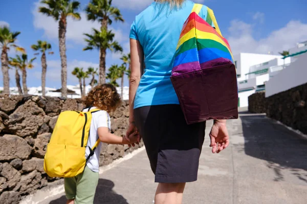 一个无法辨认的女同性恋者和她的儿子度假时的后视镜 注意那个挂着Lgbti国旗的袋子 — 图库照片