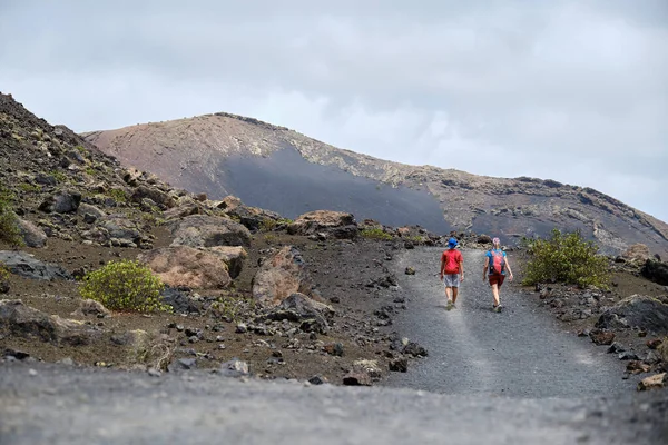 Anne Oğul Kanarya Adaları Ndaki Lanzarote Volkanlarında Yürüyorlar Spanya — Stok fotoğraf