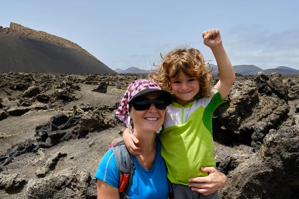Anne Oğlu Volkanlar Arasında Yürürken Selfie Çekiyorlar Lanzarote — Stok fotoğraf