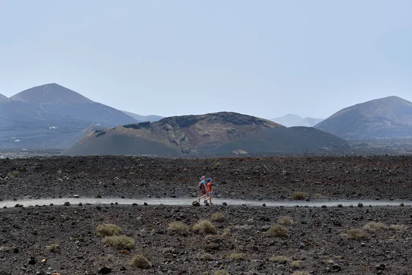 Anne Oğul Kanarya Adaları Ndaki Lanzarote Volkanlarında Yürüyorlar Spanya — Stok fotoğraf