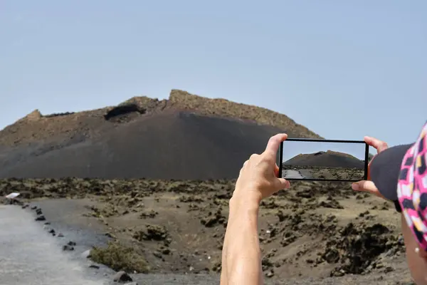 Vrouwelijke Wandelaar Fotografeert Met Haar Mobiele Telefoon Vulkaan Cuervo Lanzarote — Stockfoto