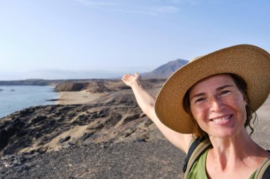 Kanarya Adaları 'nda seyahat eden mutlu bir kadın Lanzarote sahilinde selfie çekiyor. Lanzarote, Kanarya Adaları, İspanya 'da güzel anlar.