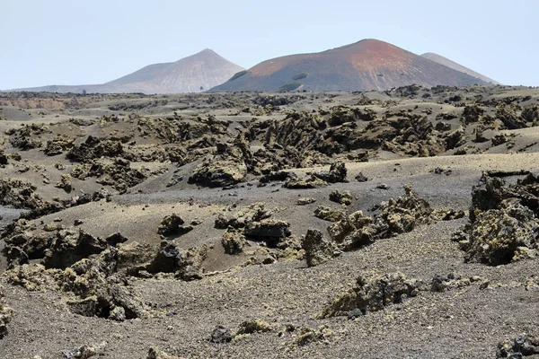 Volkanik Manzara Volkanik Taşlar Arka Planda Volkanlar Olan Mineraller Lanzarote — Stok fotoğraf