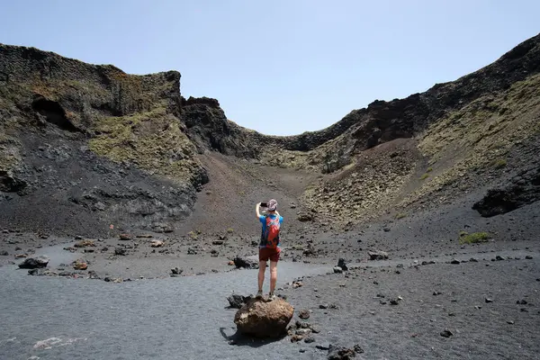 Žena Červeným Batohem Fotografující Zevnitř Kráteru Sopky Cuervo Lanzarote Kanárské — Stock fotografie