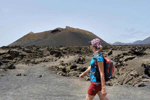 参观El Cuervo火山 Lanzarote Spain的女游客 — 图库照片