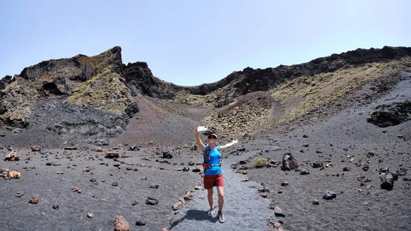 Femme Prenant Selfie Intérieur Cratère Volcan Cuervo Lanzarote Îles Canaries — Photo