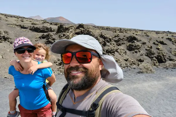 Volkanlar Arasında Yürürken Aile Selfie Çekiyor Lanzarote Kanarya Adaları — Stok fotoğraf