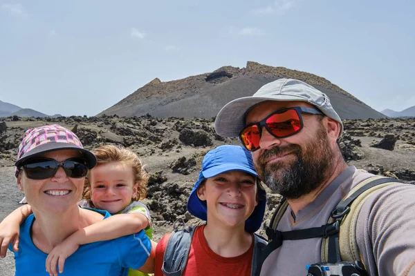 Volkanlar Arasında Yürürken Aile Selfie Çekiyor Arka Planda Cuervo Volkanı — Stok fotoğraf