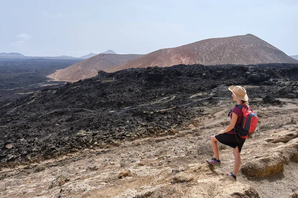 Vrouwelijke Wandelaar Bewondert Het Vulkanische Landschap Lanzarote Canarische Eilanden Spanje — Stockfoto