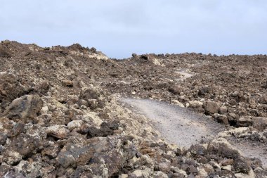 İspanya, Kanarya Adaları, Lanzarote 'deki volkanik bir arazide yol