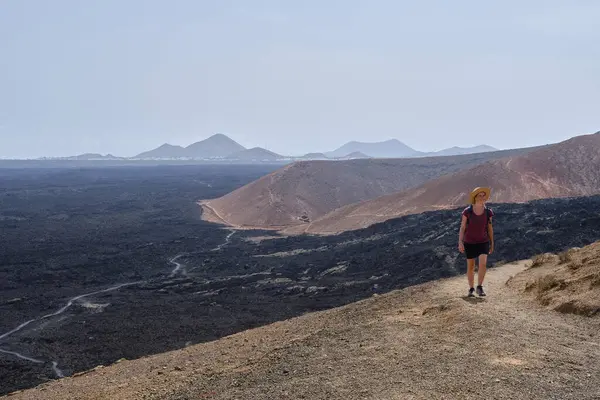 西班牙加那利群岛兰萨罗特火山景观中的女徒步旅行者 生活方式和旅行概念 — 图库照片