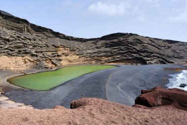 Lanzarote 'deki Yeşil Göl manzarası - El Gofo, Kanarya Adaları, İspanya.