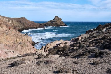 İspanya, Almerya 'da Cabo de Gata' daki Arrecife de Las Sirenas 'ın sahil şeridini izleyen tanınmamış kişi..