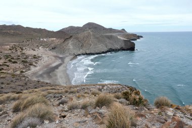 Cabo de Gata Ulusal Parkı 'nın güzel kıyı şeridi, Cala de la media luna, Almeria, İspanya.