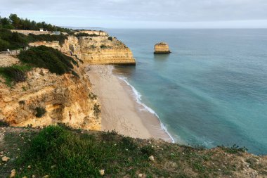 Marinha plajı kayalıklardan görüldüğü gibi.