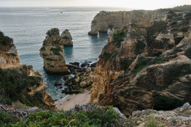 Portekiz, Algarve kıyısında kayalık oluşumlar