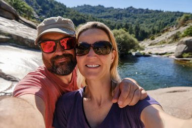 Doğada selfie çeken bir çift. Charca Verde, Guadarrama Ulusal Parkı
