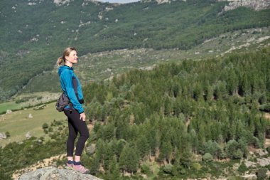 Doğayı kirleten gülümseyen bir kadının yan görünüşü.