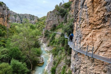 Alquezar 'da yaya geçidinde yürüyen bir anne ve çocuğunun arka görüntüsü..