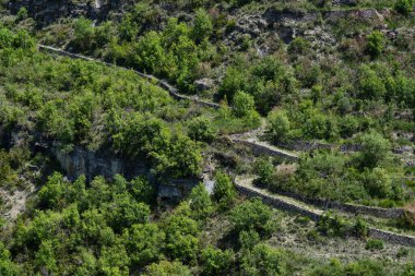 Doğadaki eski bir taş yolun yüksek görüntüsü