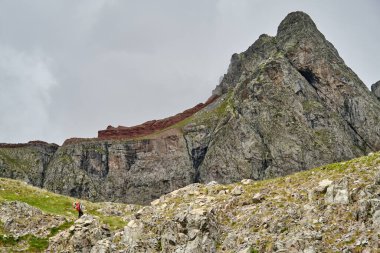 Pireneler 'deki Anayet tepesine doğru yürüyen yürüyüşçüler..